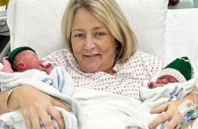 امرأة تنجب توأماً رغم فرصة حمل 1 % فقط