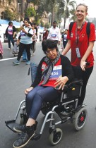 ممثلة بوليوود كالكي كوشلين تقف لالتقاط الصور خلال ماراثون في مومباي. (ا ف ب)