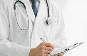 يخدر مريضاته ويُوثّق اعتداءه عليهن 