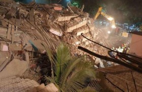 100 شخص تحت أنقاض مبنى منهار