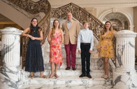 حفيد ونستون تشرشل يزور الجناح الذي يحمل اسم جده في فندق حبتور بالاس دبي