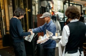 فرنسا تكرّم آخر بائع صحف متجول بوسام «فارس»