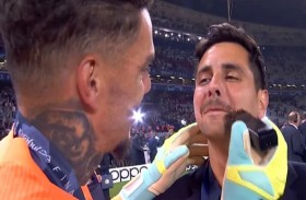 إيدرسون يكسب الرهان ويحلق شارب مذيع برازيلي