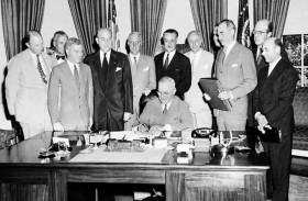  من حماية القارة الأوروبية الهَشة من خطر الشيوعيين  إلى تهديد ترامب من رفع المظلة 