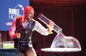 عرض فقاعات رائع في إكسبو 2020 دبي مع الإسباني ديفيد فيغا