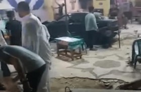 سيارة تقتحم مقهى وتوقع جرحى