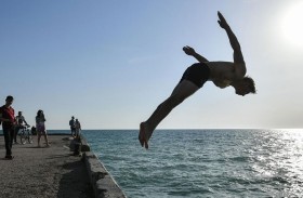 طبيب يوضح تأثير السباحة بعد تناول الطعام في الجسم