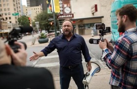 أليكس جونز، سقوط «بابا نظرية المؤامرة» الأمريكي