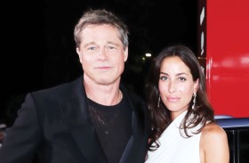 براد بيت يتزوج من إينيس دي رامون خلال العام الجارى 2025