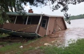 نهر يبتلع منزلا في 5 ثوان