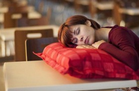 طبيب يكشف سببا غير متوقع للنعاس في النهار