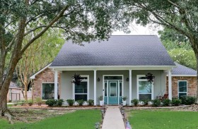 زوجان يتقاسمان المنزل مع «كائن خطير»