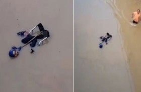 الأمطار تجرف سيدة على كرسيها المتحرك 