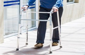 تتعلم المشي من جديد بعد خروجها من غيبوبة 