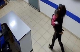 ممرضة تغامر لإنقاذ مرضى أطفال من الزلزال 