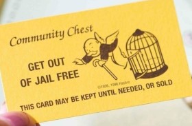 سائق يحاول استخدام بطاقة الخروج من السجن أمام شرطي