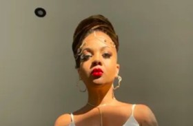 تنفق الآلاف للزواج من نفسها