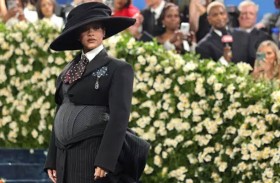 ريهانا تكشف حملها الثالث 