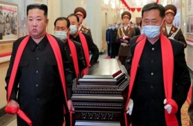 الزعيم كيم يحمل نعش معلّمه الراحل